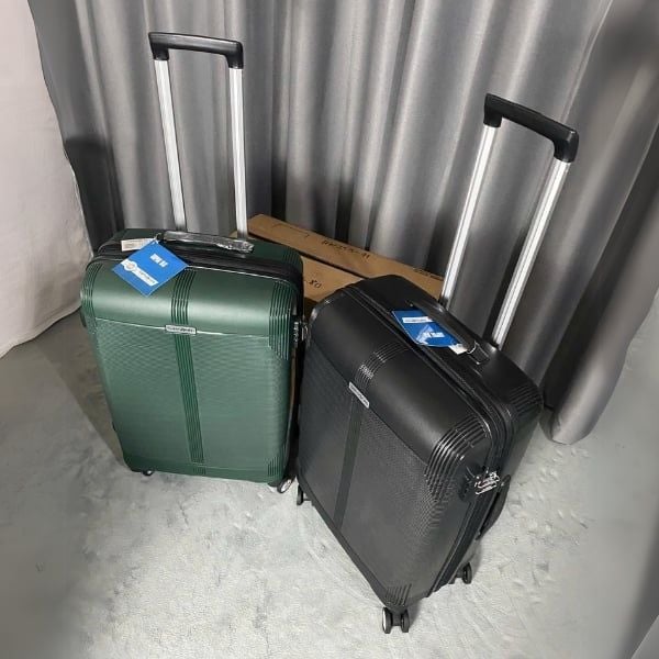 Vali Samsonite Supra DLX Giữ cho thiết bị của bạn được sạc và đồ đạc của bạn được bảo vệ.