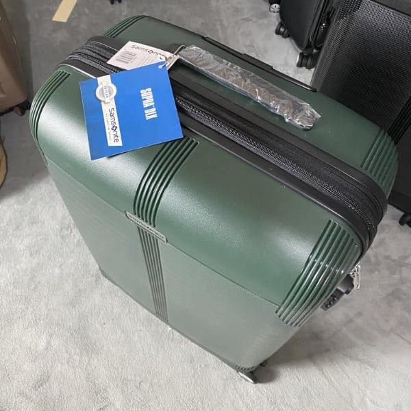 Vali Samsonite Supra DLX Giữ cho thiết bị của bạn được sạc và đồ đạc của bạn được bảo vệ.