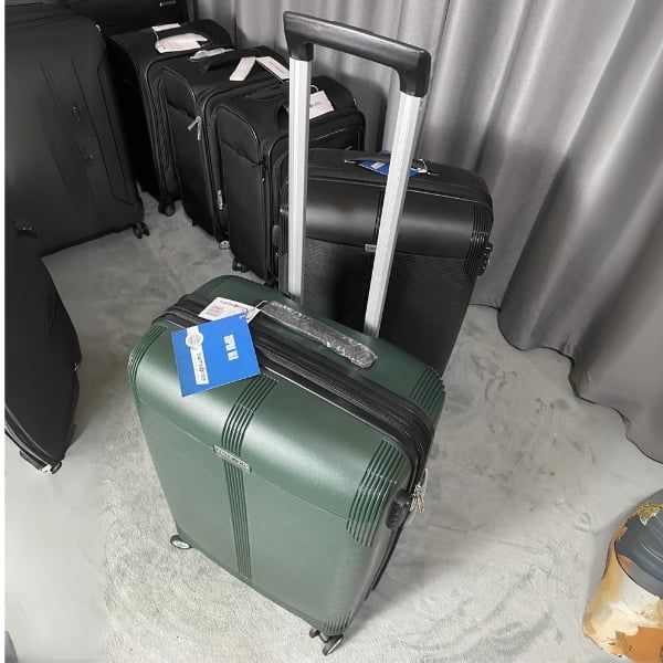 Vali Samsonite Supra DLX Giữ cho thiết bị của bạn được sạc và đồ đạc của bạn được bảo vệ.