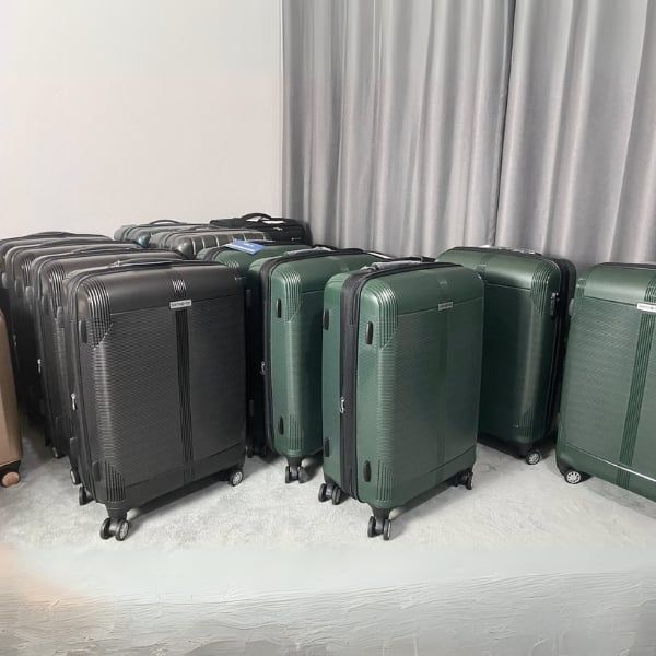 Vali Samsonite Supra DLX Giữ cho thiết bị của bạn được sạc và đồ đạc của bạn được bảo vệ.