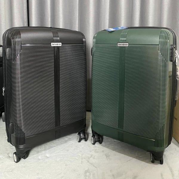 Vali Samsonite Supra DLX Giữ cho thiết bị của bạn được sạc và đồ đạc của bạn được bảo vệ.