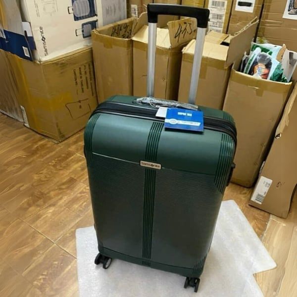 Vali Samsonite Supra DLX Giữ cho thiết bị của bạn được sạc và đồ đạc của bạn được bảo vệ.