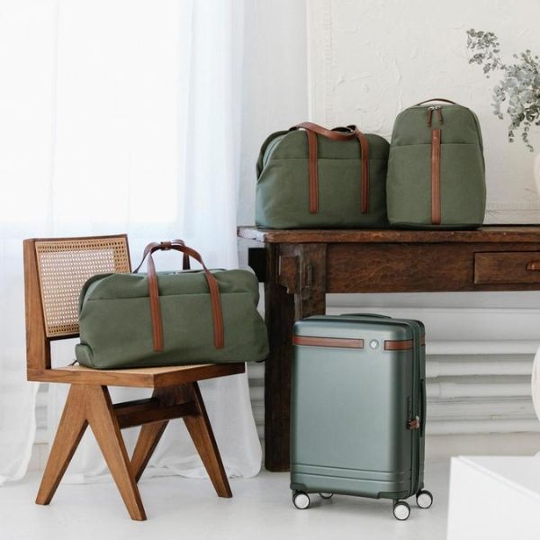 Vali Samsonite Virtuosa Được làm bằng polycarbonate - một vật liệu có khả năng chống va đập cao, bền và nhẹ.