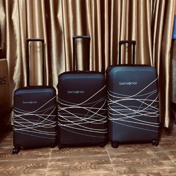 Vỏ bọc vali Samsonite - Size S/M/L này giúp việc đi lại dễ dàng hơn bằng cách giúp bạn nhận dạng vali của mình, bảo vệ nó khỏi trầy xước