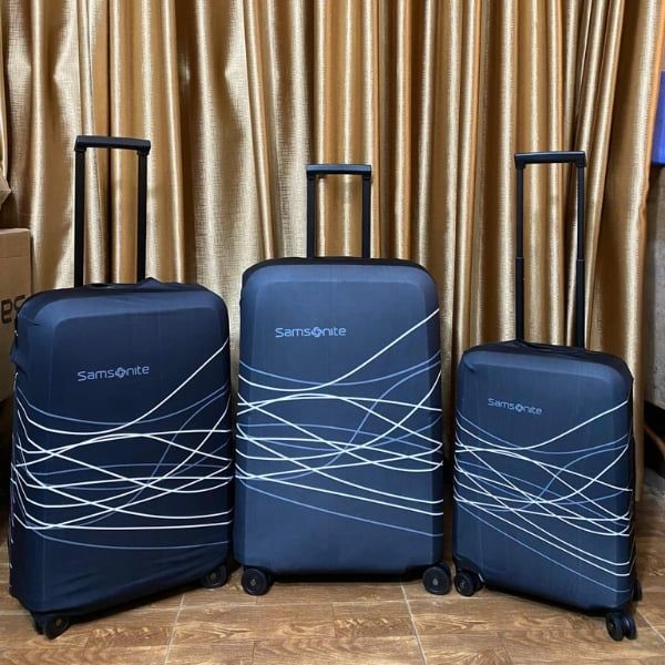 Vỏ bọc vali Samsonite - Size S/M/L Thiết kế mở phía trên để dễ dàng nâng và kéo.