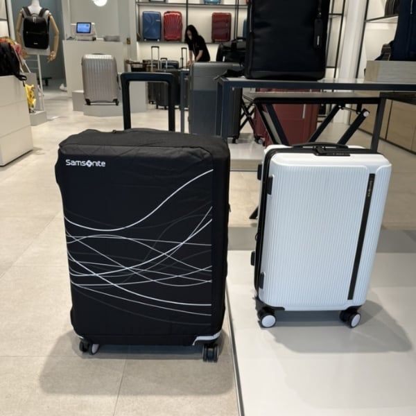 Vỏ bọc vali Samsonite - Size S/M/L Thiết kế mở phía trên để dễ dàng nâng và kéo.