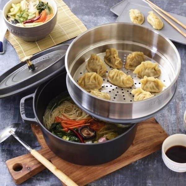 Xửng hấp Staub 24cm - 1034179 có gioăng silicon chắc chắn và nhiều lỗ trên bề mặt để đảm bảo phân phối nhiệt tối ưu.