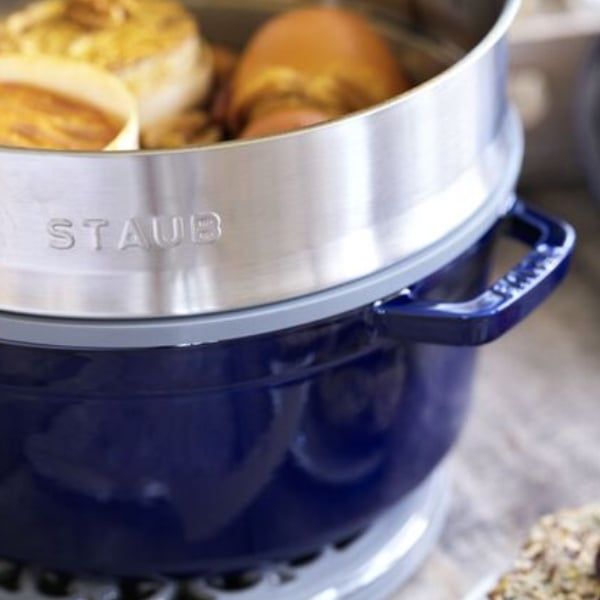 Xửng hấp Staub 24cm - 1034179 có gioăng silicon chắc chắn và nhiều lỗ trên bề mặt để đảm bảo phân phối nhiệt tối ưu.