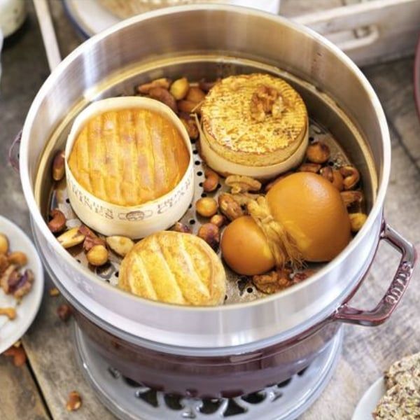Xửng hấp Staub 24cm - 1034179 có gioăng silicon chắc chắn và nhiều lỗ trên bề mặt để đảm bảo phân phối nhiệt tối ưu.