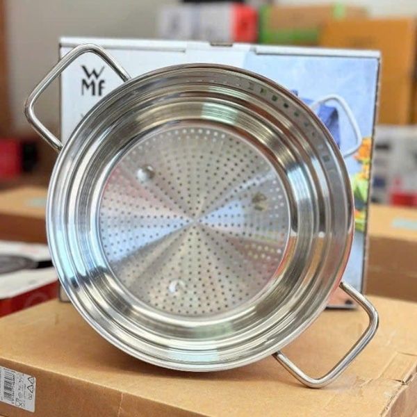 Đáy Xửng hấp WMF 24cm luôn phẳng, không bị cong vênh lồi lõm trong mọi trường hợp giãn nở vì nhiệt.
