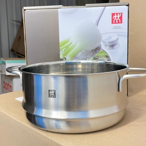 Xửng hấp Zwilling Nova 20cm được làm bằng thép không gỉ cao cấp giúp tỏa nhiệt nhanh và đều đặn.