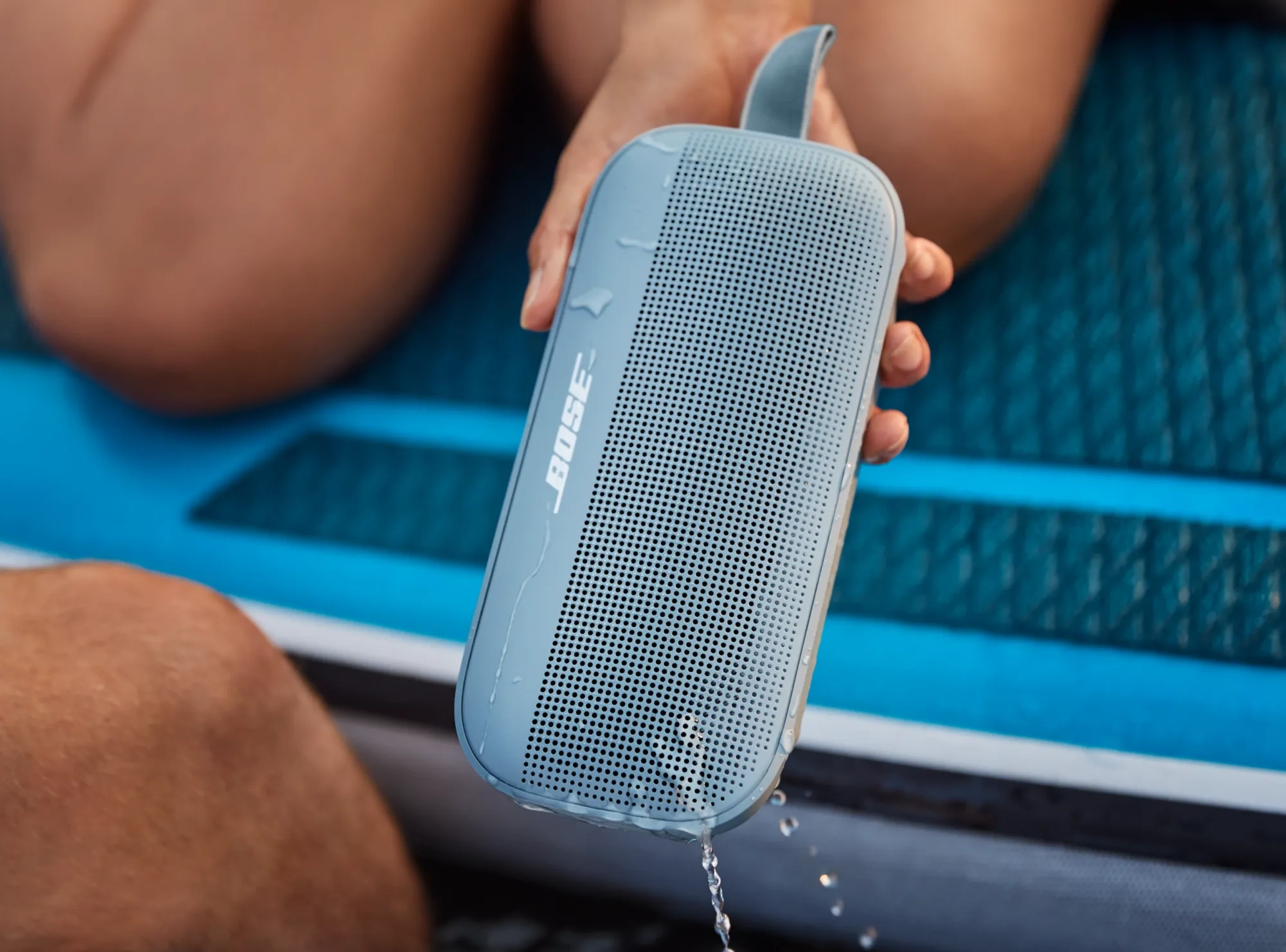 Loa Bluetooth di động Bose SoundLink Flex II thử khả năng chống bụi, nước IP67