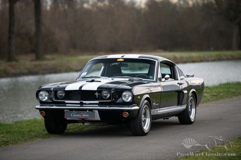TẠI SAO FORD MUSTANG, CHIẾC XE ĐƯỢC GIỚI THIỆU TẠI MỘT HỘI CHỢ LẠI CÓ THỂ ĐỊNH HÌNH LẠI CẢ NỀN CÔNG NGHIỆP Ô TÔ HOA KỲ?