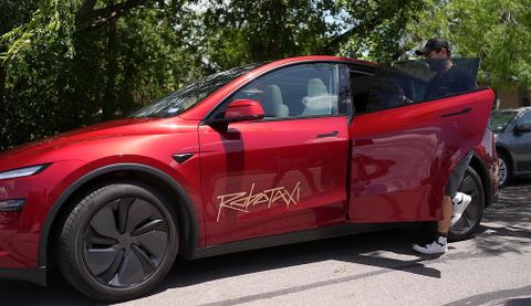 ROBOTAXI CỦA TESLA BẮT ĐẦU CHỞ KHÁCH