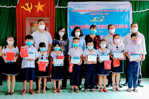 Ssavigroup tặng học bổng Nguyễn Thị Định và bánh trung thu tại huyện Bình Đại