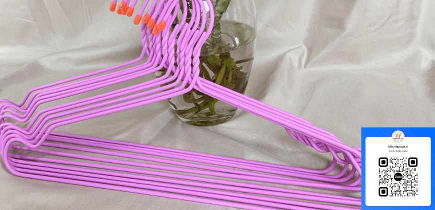 Tiệm Giặt Ủi “Lột Xác” Nhờ Móc Nhựa Treo Quần Áo Chuyên Dụng