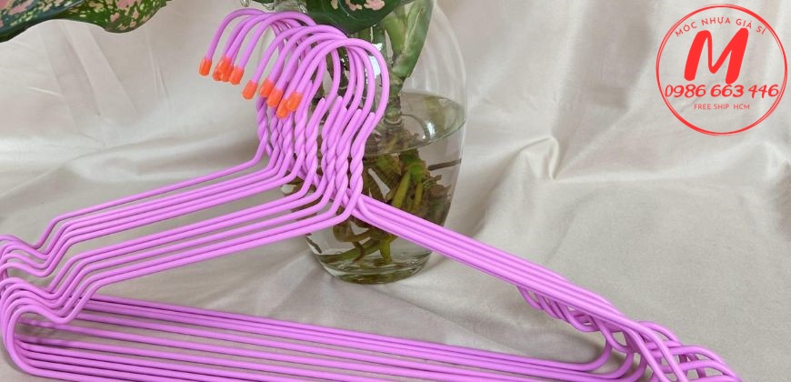 Móc treo quần áo shop thời trang có những loại nào.