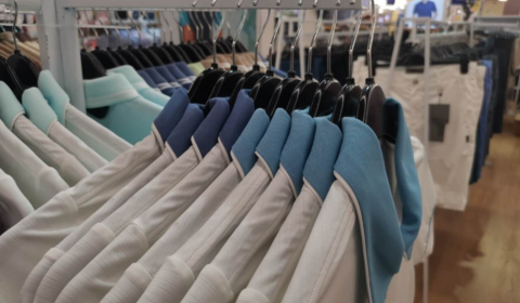 Móc nhựa treo quần áo shop: Giải pháp tối ưu cho cửa hàng thời trang