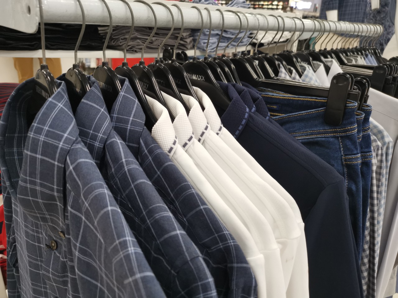 Móc treo quần áo shop - Điểm nhấn tinh tế cho không gian thời trang