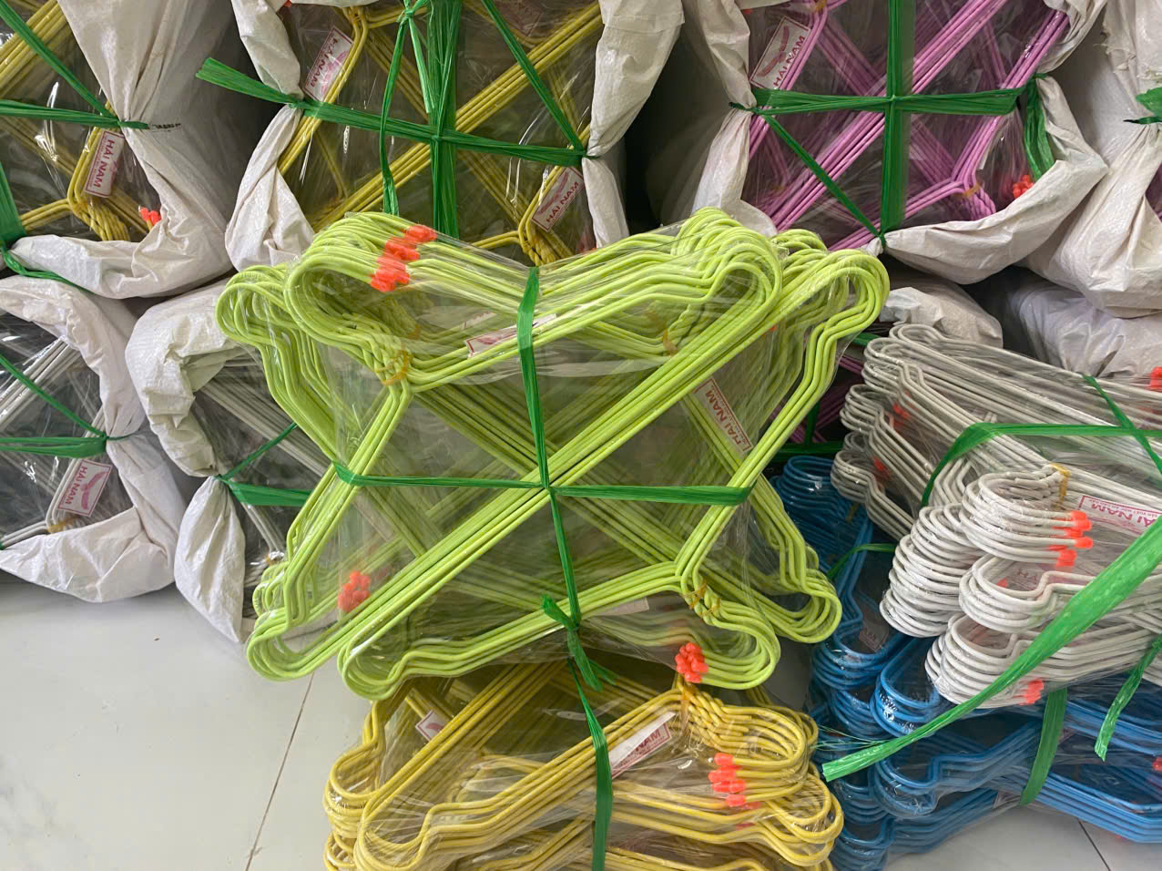 Mua Móc Nhựa Treo Quần Áo Giá Sỉ – Giải Pháp Tiết Kiệm Cho Cửa Hàng Thời Trang