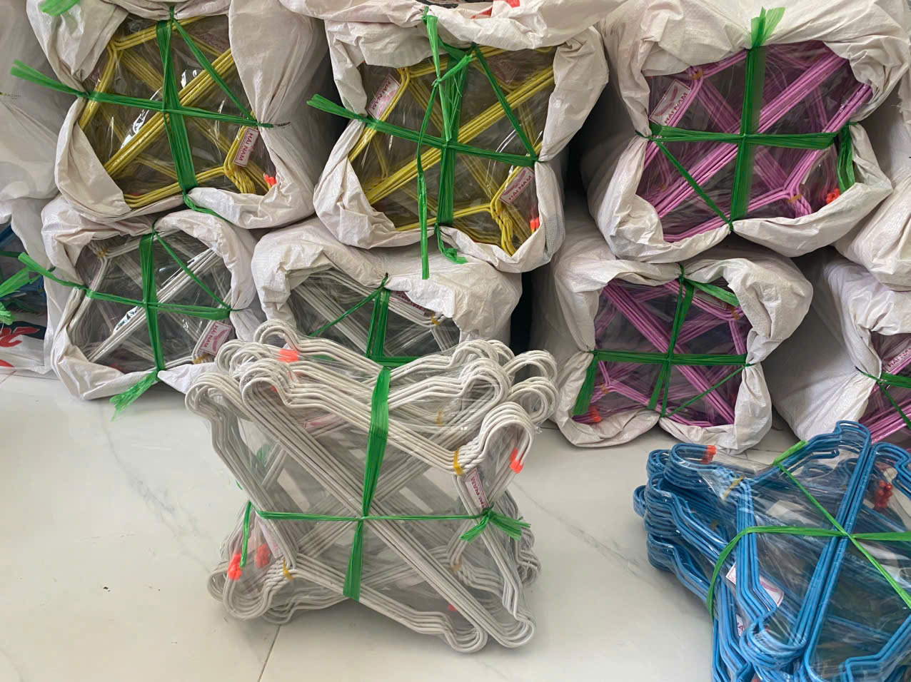 Móc Treo Quần Áo - Địa chỉ bán móc nhựa treo quần áo giá sỉ tại TPHCM.