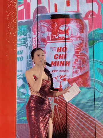 MC Anh Thi tại sự kiện Countdown DUY NHẤT tại Công viên Bờ sông Sài Gòn của Nhãn hàng Bia SaigonLage