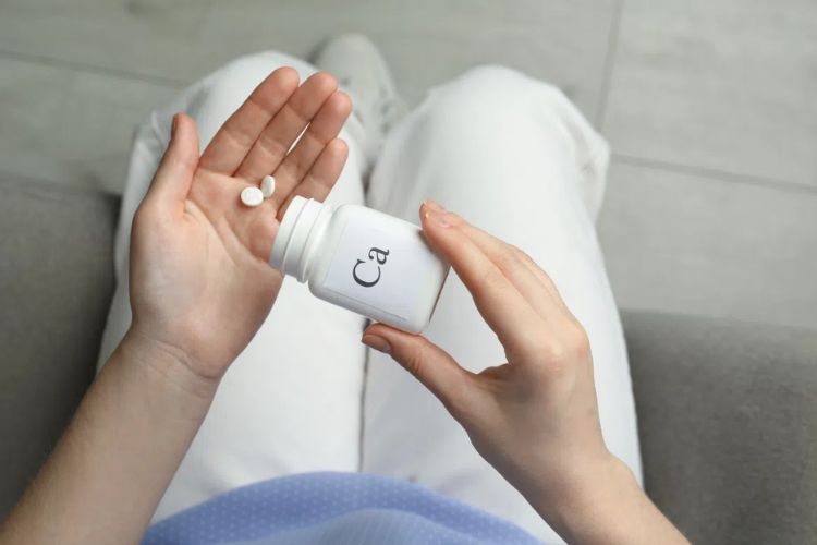 Nên uống bổ sung canxi vào lúc nào? Trước hay sau khi ăn? - Lưu ý quan trọng