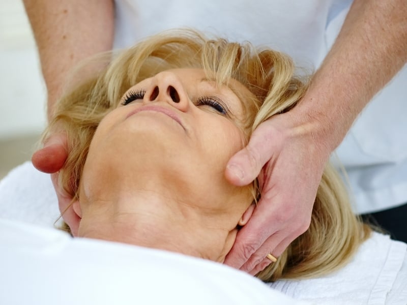 cách xoa bóp chữa thoái hóa đốt sống cổ