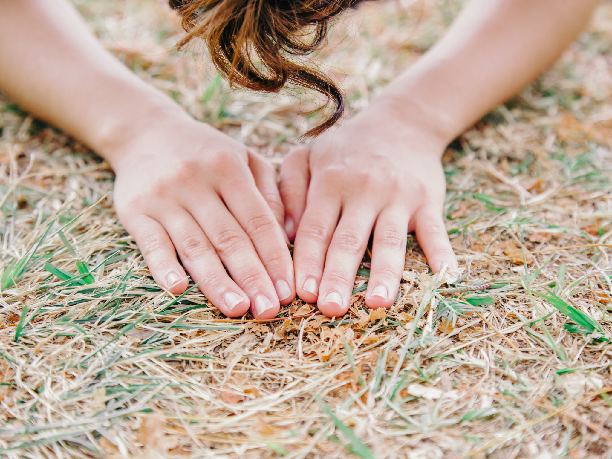 Lợi Ích Và Rủi Ro Khi Đi Chân Đất: Grounding Có Thật Sự Tốt Như Lời Đồn?