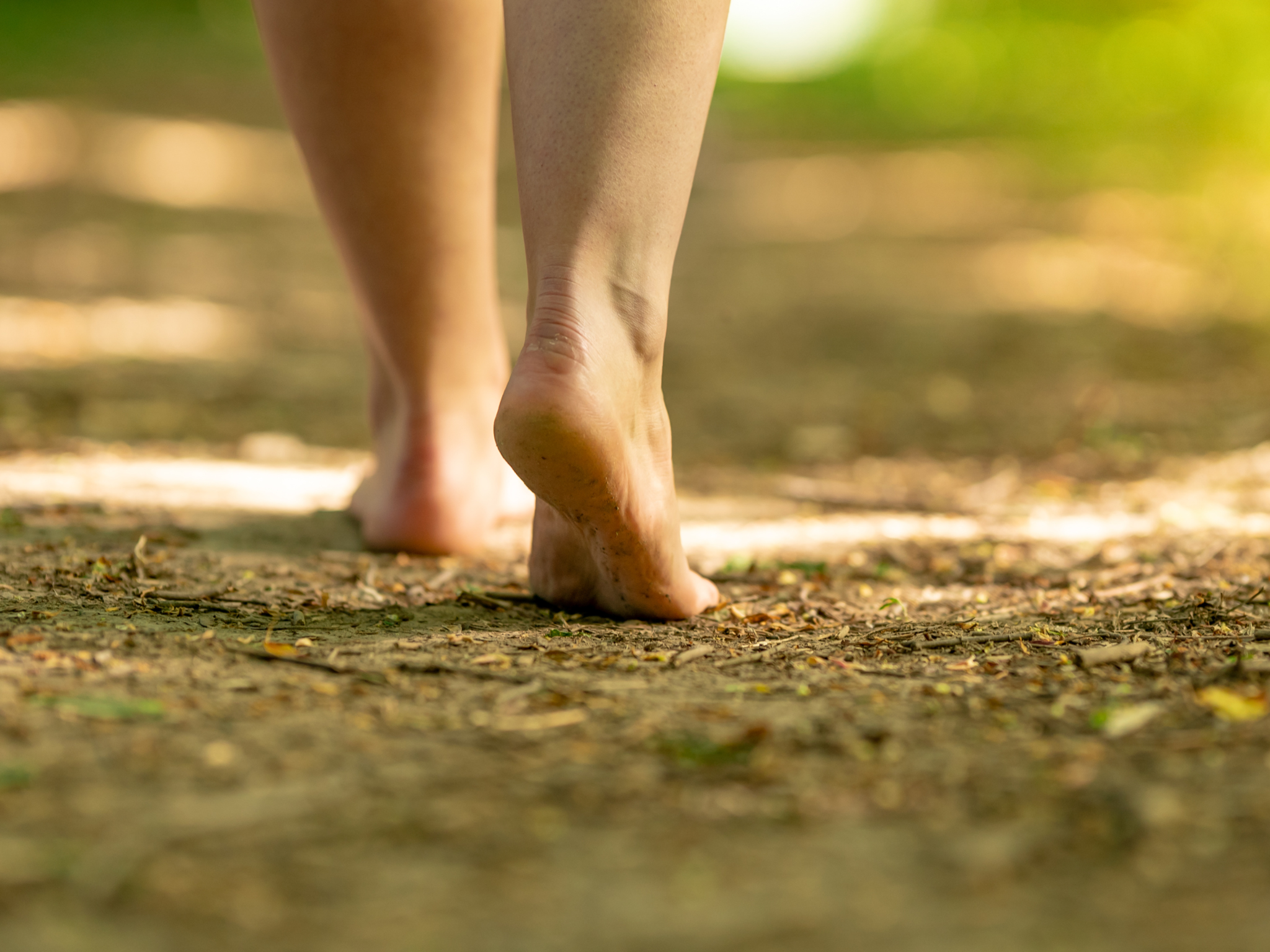 Lợi Ích Và Rủi Ro Khi Đi Chân Đất: Grounding Có Thật Sự Tốt Như Lời Đồn?