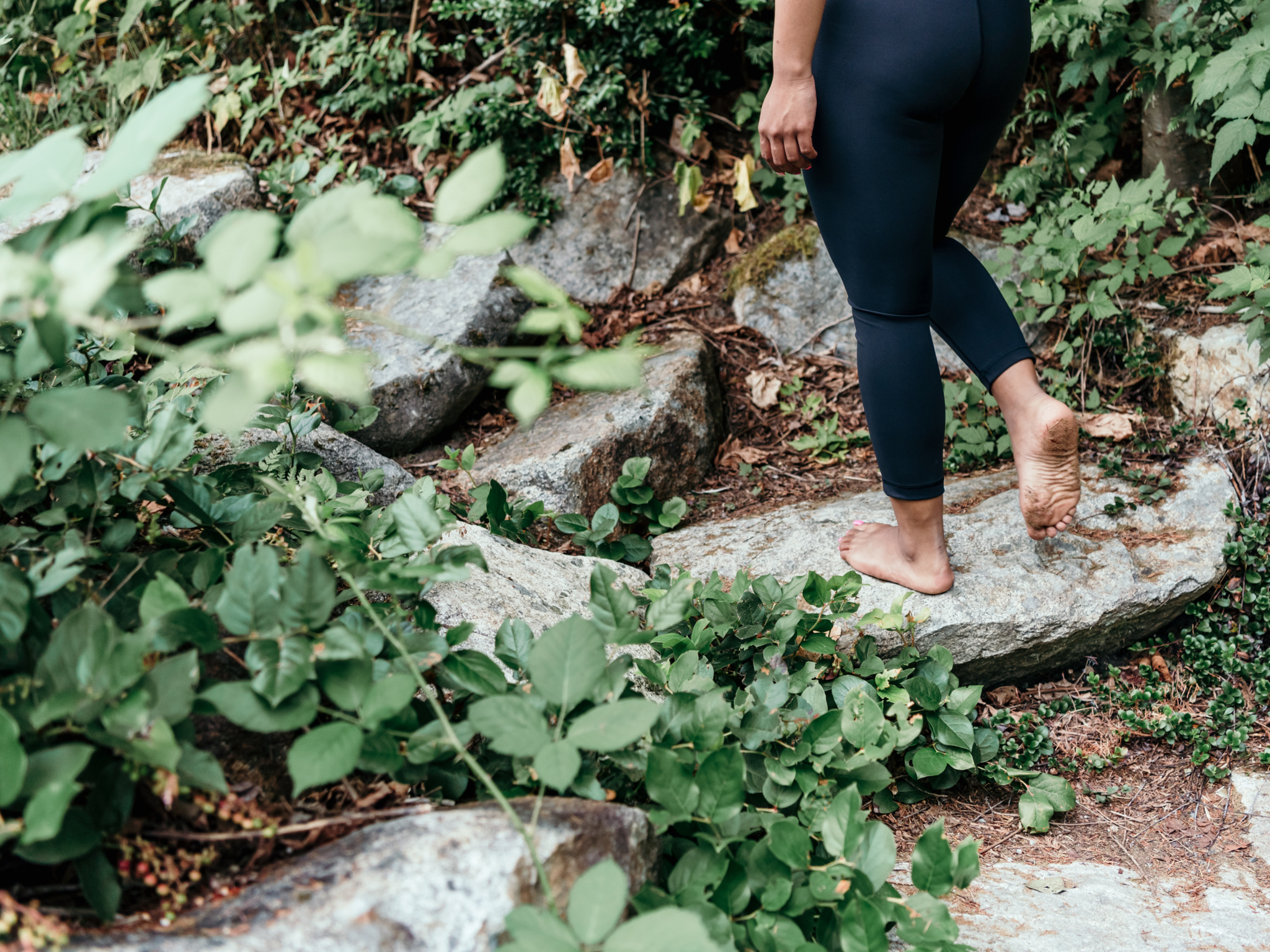 Lợi Ích Và Rủi Ro Khi Đi Chân Đất: Grounding Có Thật Sự Tốt Như Lời Đồn?