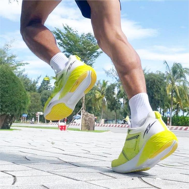 CHẠY BỘ CÓ LÀM TO CHÂN KHÔNG?