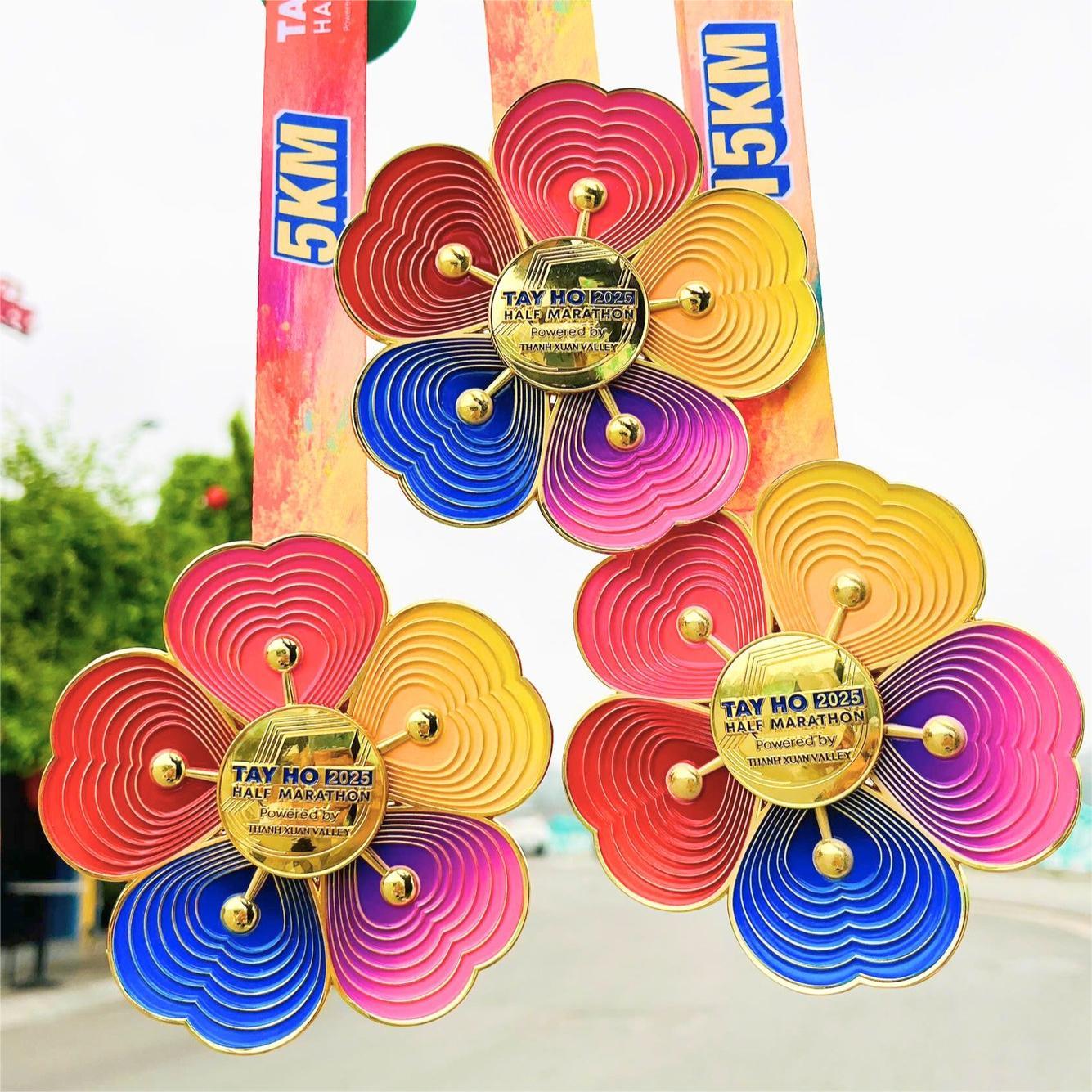 TAY HO HALF MARATHON 2025 POWERED BY THANH XUAN VALLEY - HUY CHƯƠNG THỂ HIỆN DẤU ẤN VINH QUANG TRÊN CUNG ĐƯỜNG HUYỀN THOẠI!