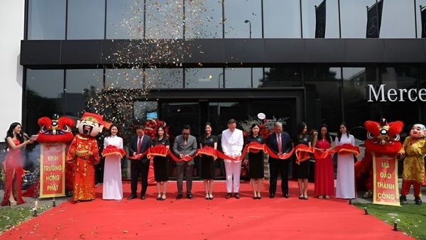 Mercedes-Benz Vietnam Star chính thức khai trương showroom mới tại Celadon City quận Tân Phú