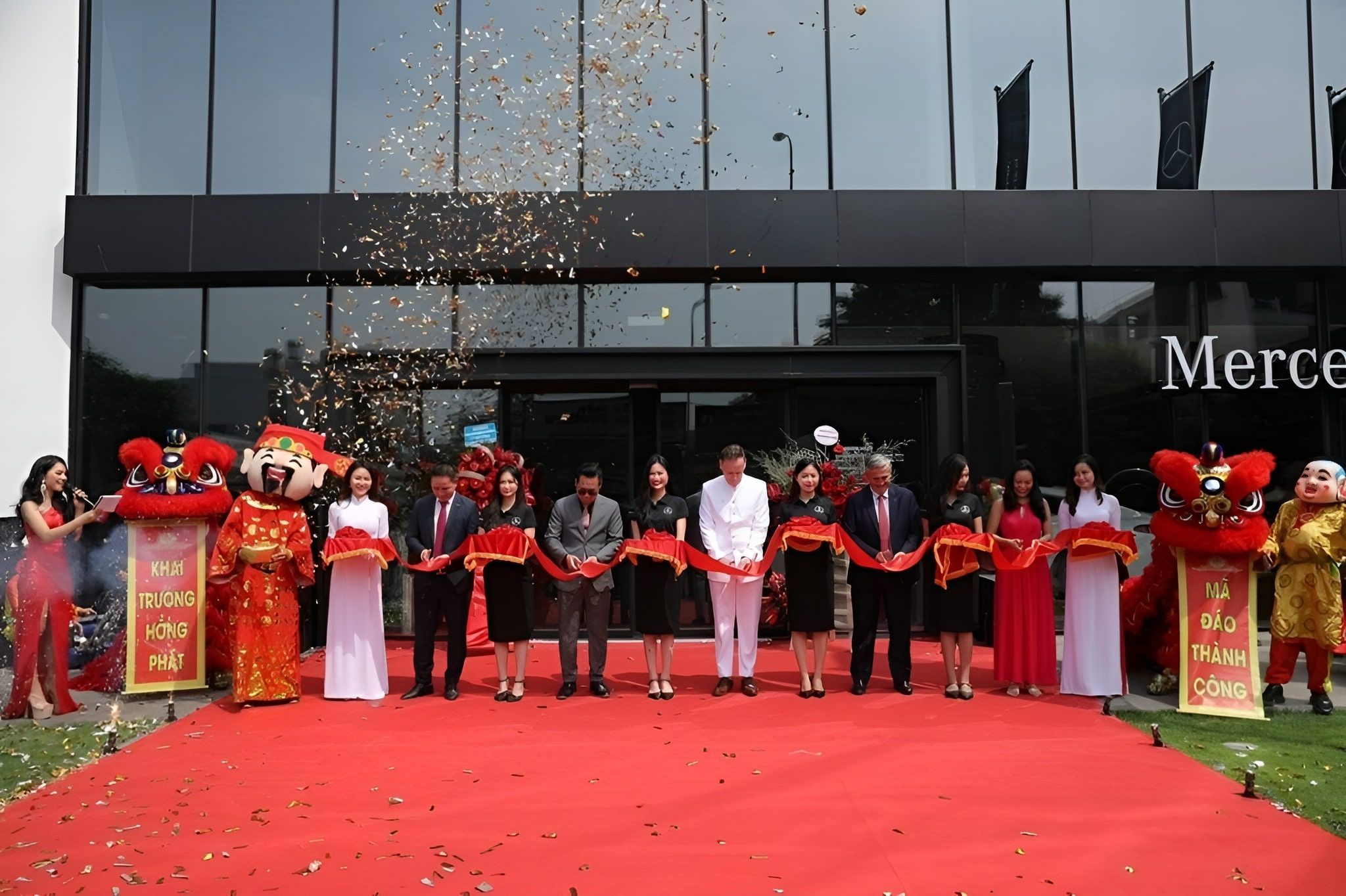 Mercedes-Benz Vietnam Star tưng bừng khai trương showroom mới tại Celadon City ở quận Tân Phú Thành phố Hồ Chí Minh