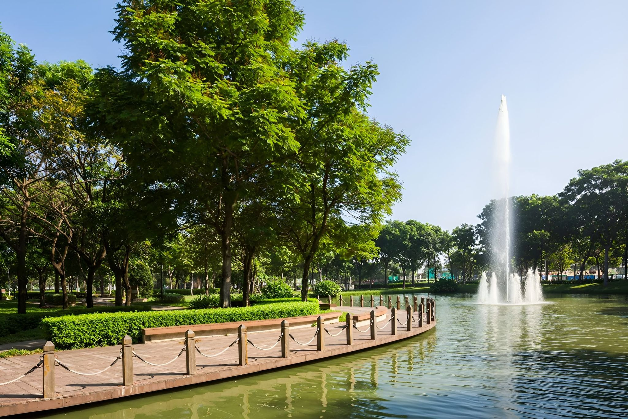 Công viên xanh rộng lớn và hồ nước bao quanh giúp điều hòa không khí xung quanh