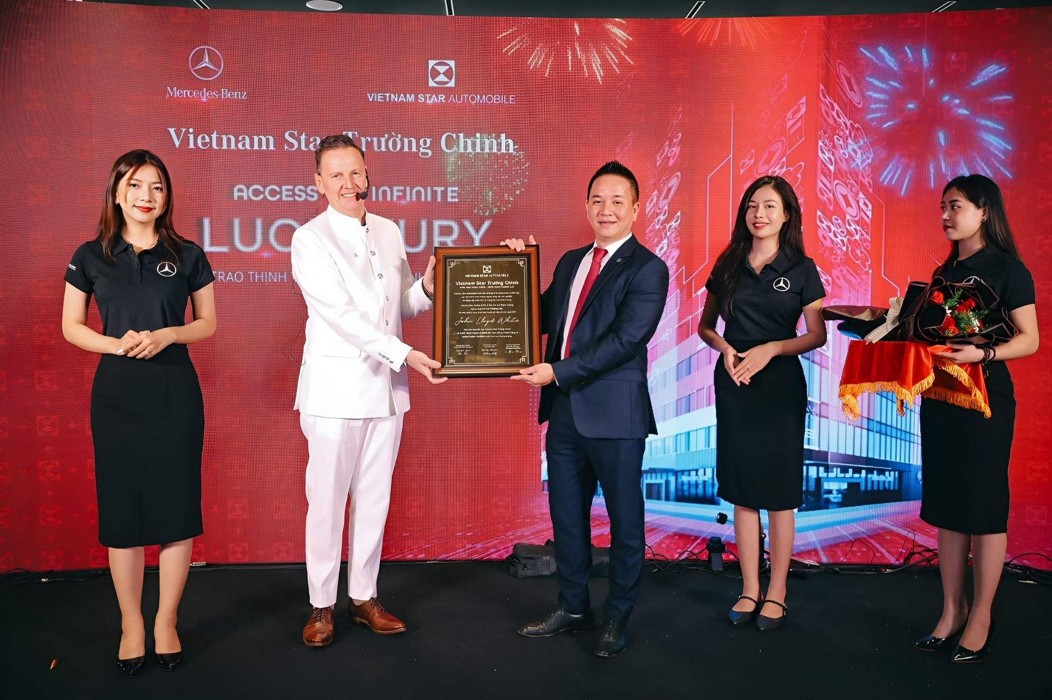 Ông John White - CEO Vietnam Star Automobile đứng thứ 2 nhìn từ bên trái sang