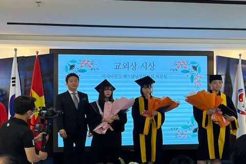 KGS 한국글로벌학교 졸업식 참석  아시아한상 베트남남부연합회장상 수여