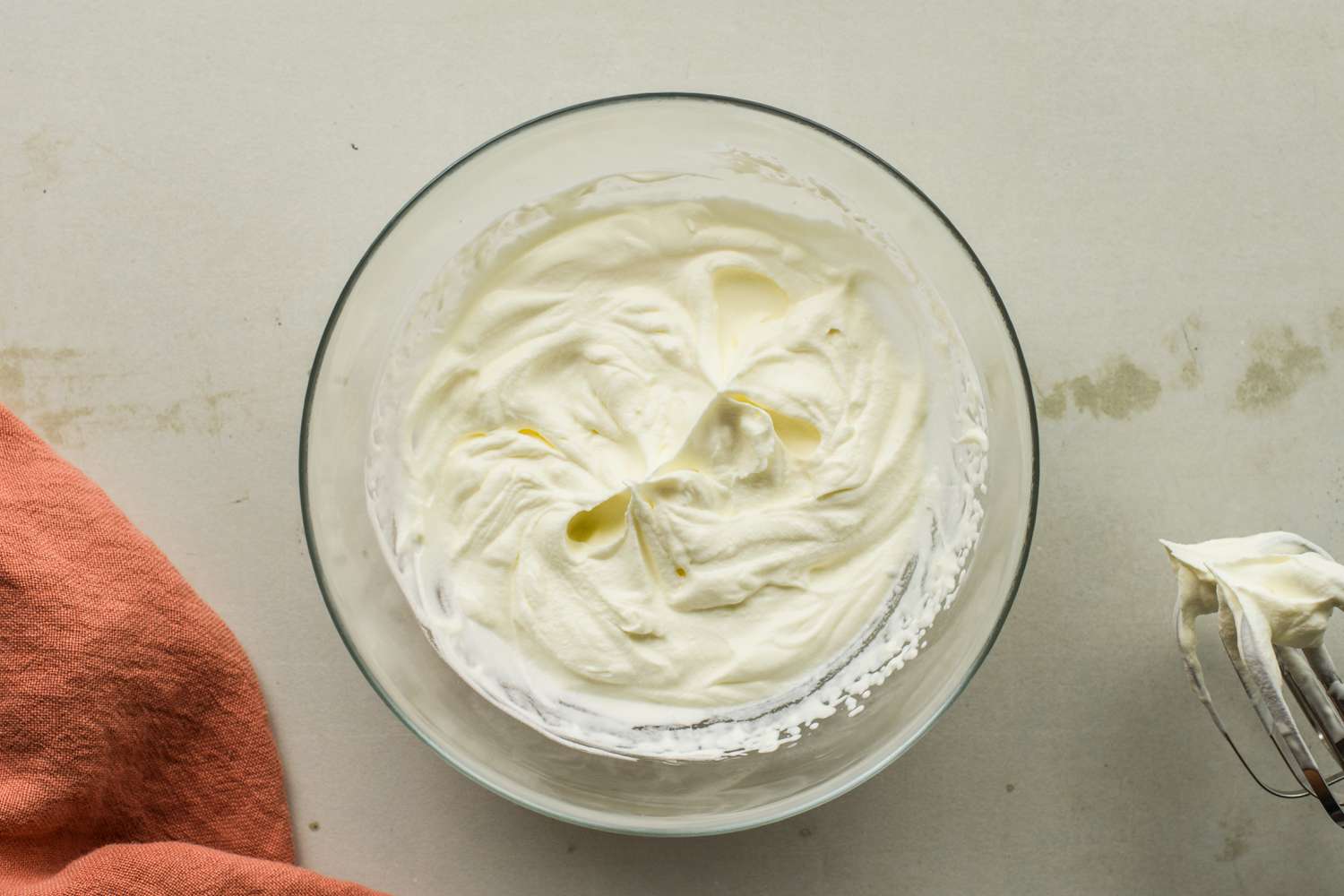 Kem Whipping cream là gì? Cách làm Whipping Cream cực dễ