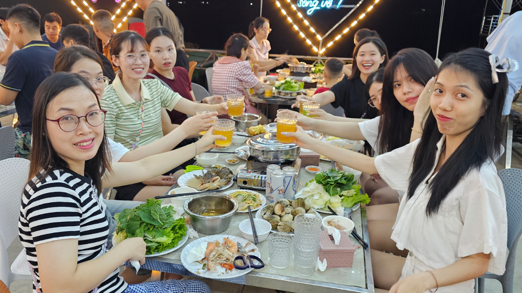 cụng ly chúc mừng