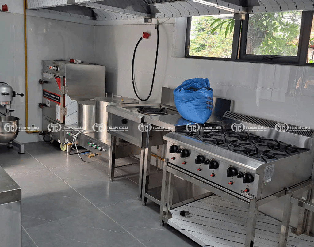Khu bếp á âu với các thiết bị bếp công nghiệp