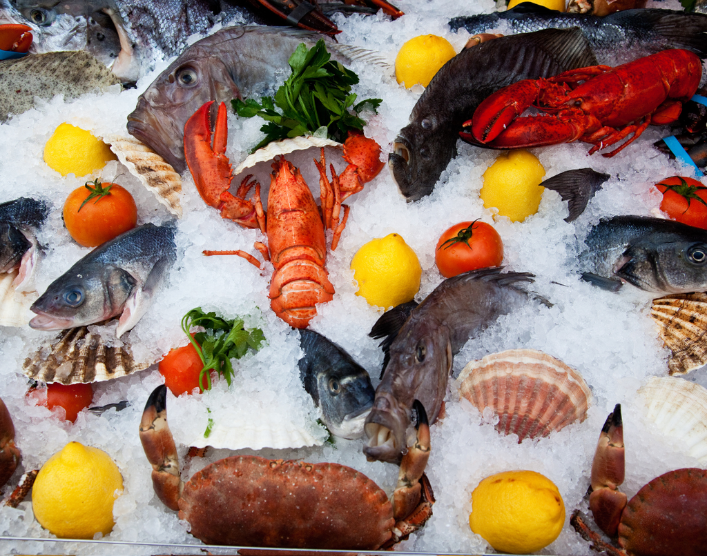 Ứng dụng của đá vảy trong bảo quản hải sản tại các siêu thị của hàng