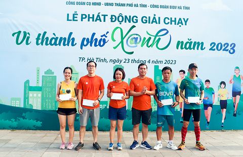 Gần 300 vận động viên hưởng ứng giải chạy 