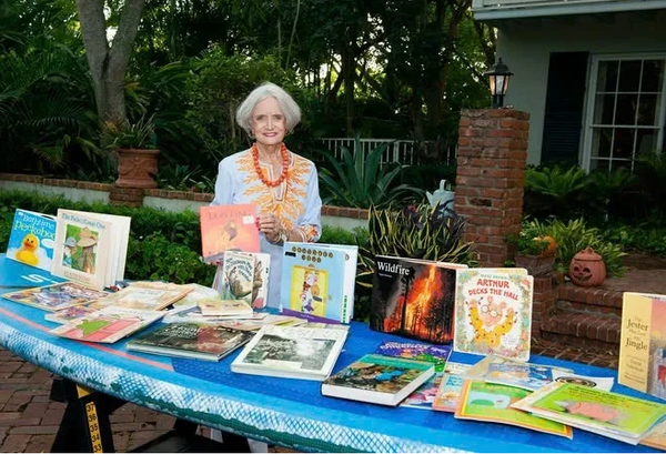 Người phụ nữ tặng sách thay kẹo trong dịp lễ Halloween