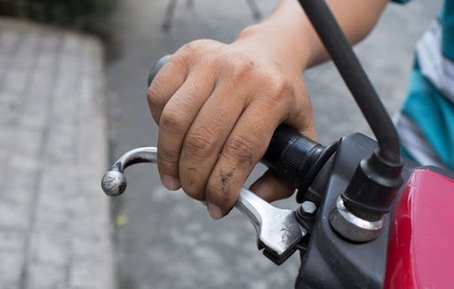 ĐI XE MÁY NÊN PHANH BÊN TAY TRÁI HAY PHẢI?