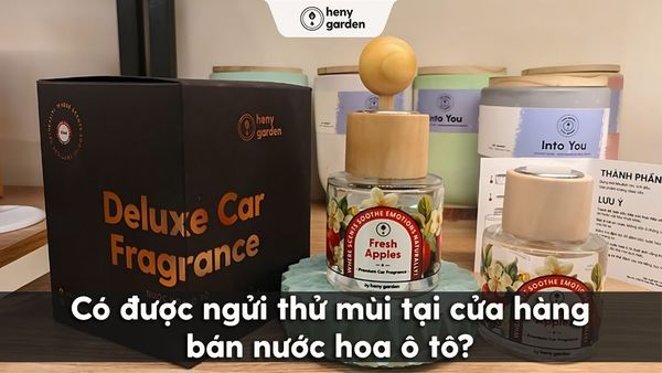 ngửi mùi tại cửa hàng bán nước hoa ô tô