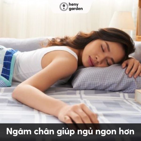 ngâm chân giúp giảm mất ngủ