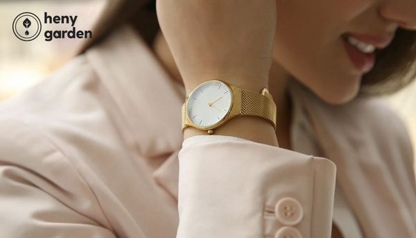 Chiếc đồng hồ đeo tay sang trọng tinh tế hiện đại là món quà tặng cho cô giáo mầm non ngày 20/11