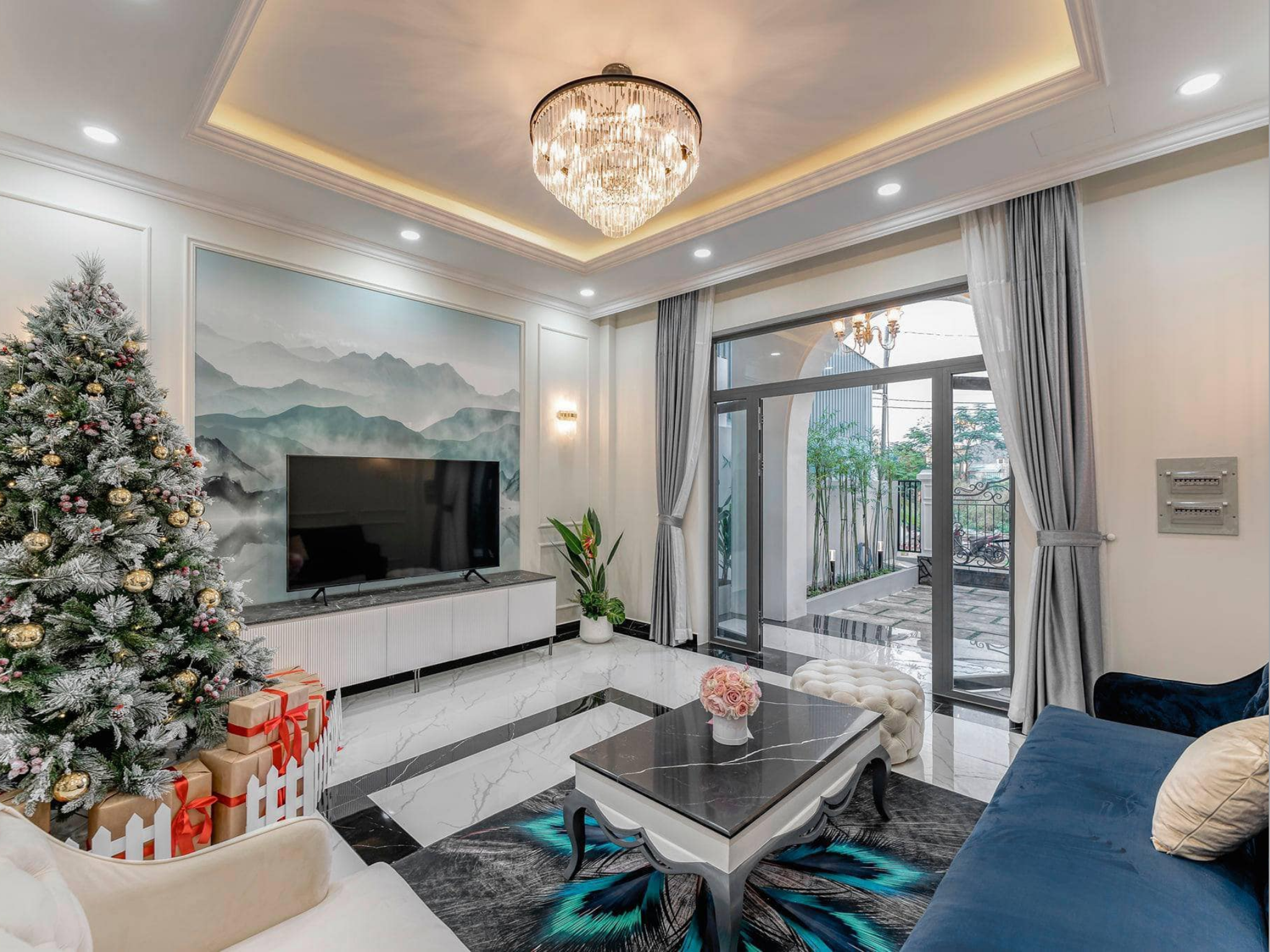 CĂN NHÀ LUNG LINH KHÔNG KHÍ GIÁNG SINH ĐƯỢC THIẾT KẾ THEO PHONG CÁCH TÂN CỔ ĐIỂN