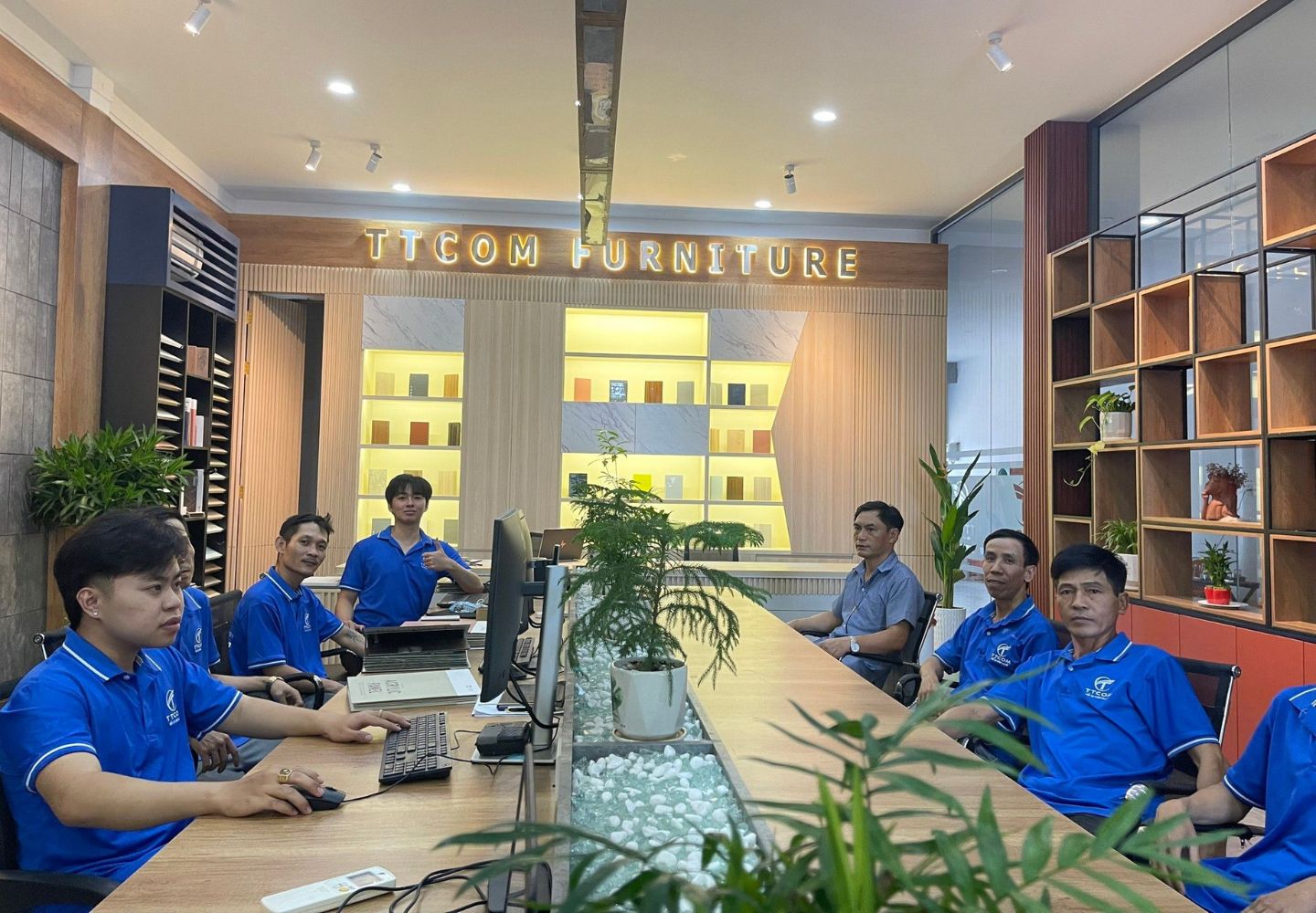 doi-ngu-ttcom-tai-showroom-va-van-phong-o-gia-lai-nam-2023